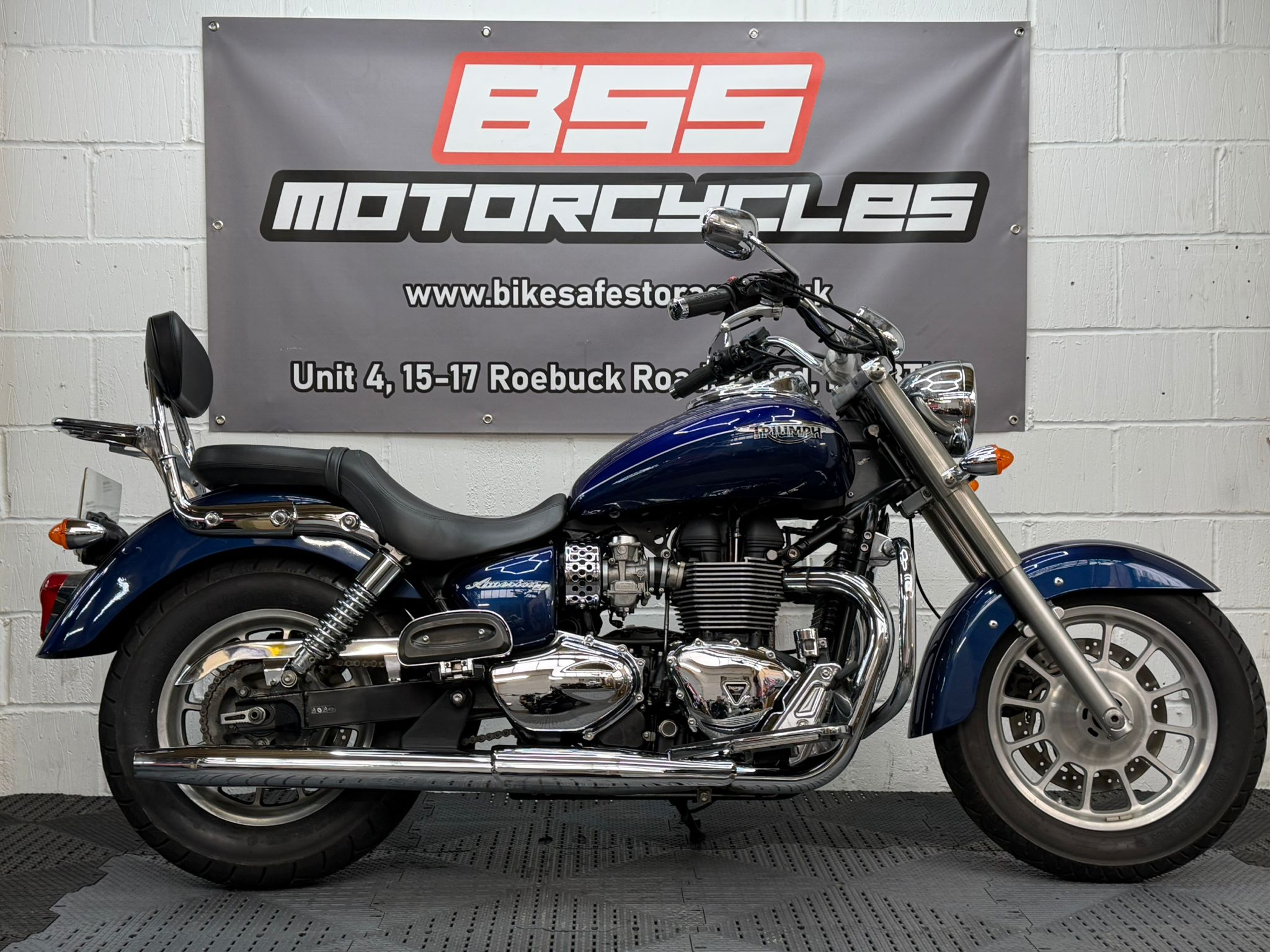 TRIUMPH BONNEVILLE AMERICA 865