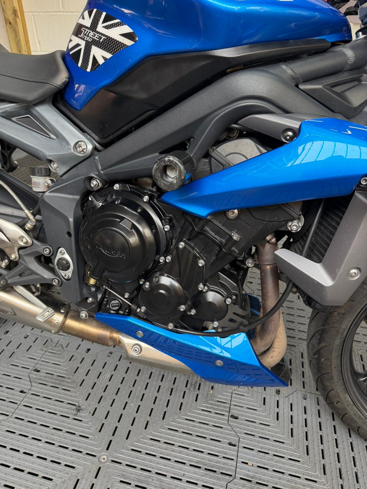 TRIUMPH STREET TRIPLE 675 - Image 13