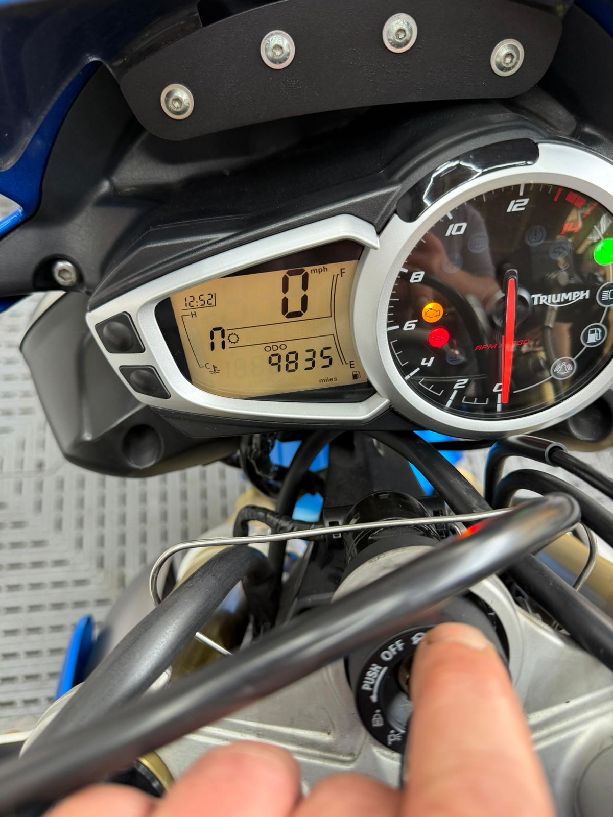 TRIUMPH STREET TRIPLE 675 - Image 17