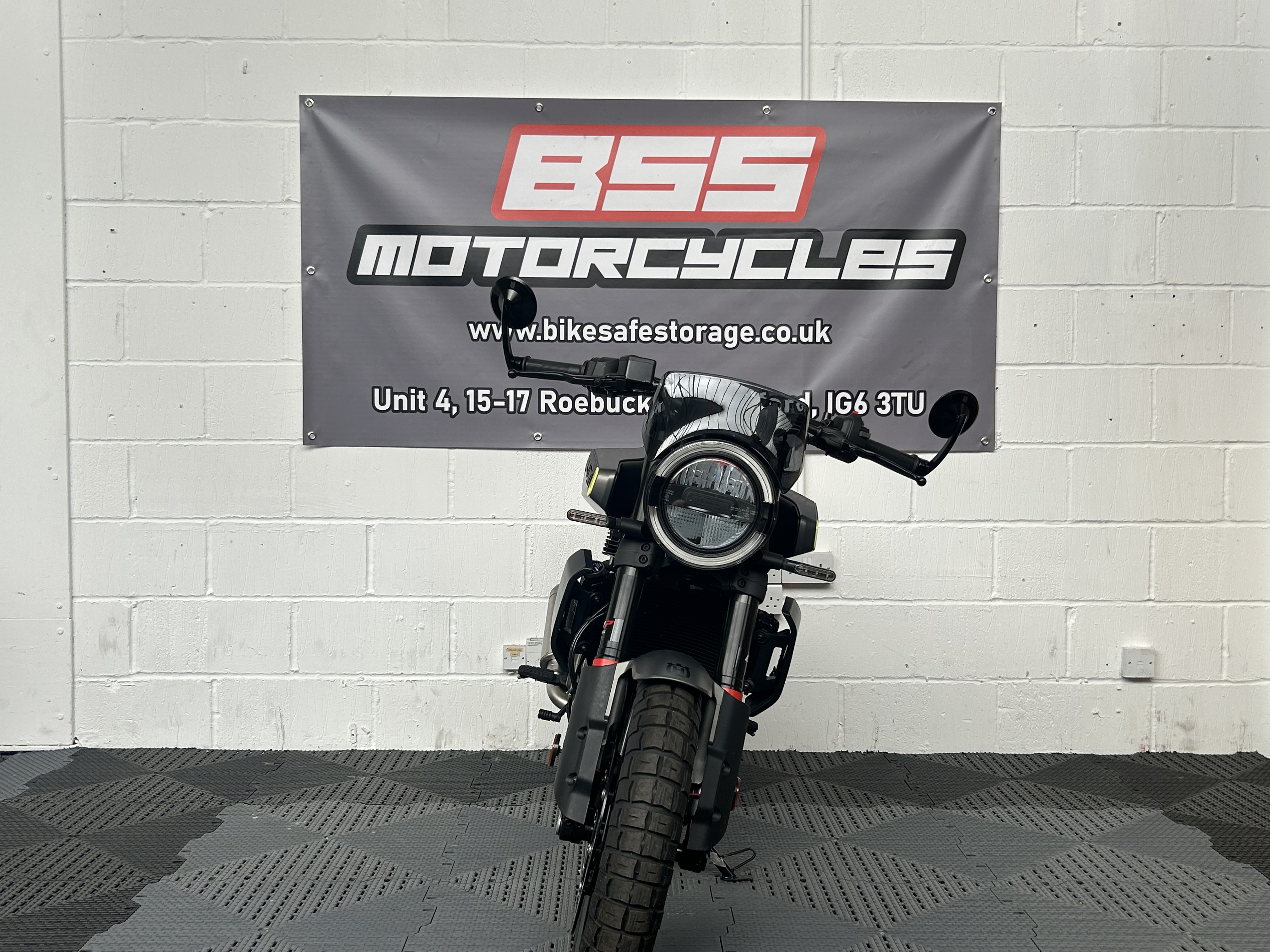 HUSQVARNA SVARTPILEN 401 - Image 11