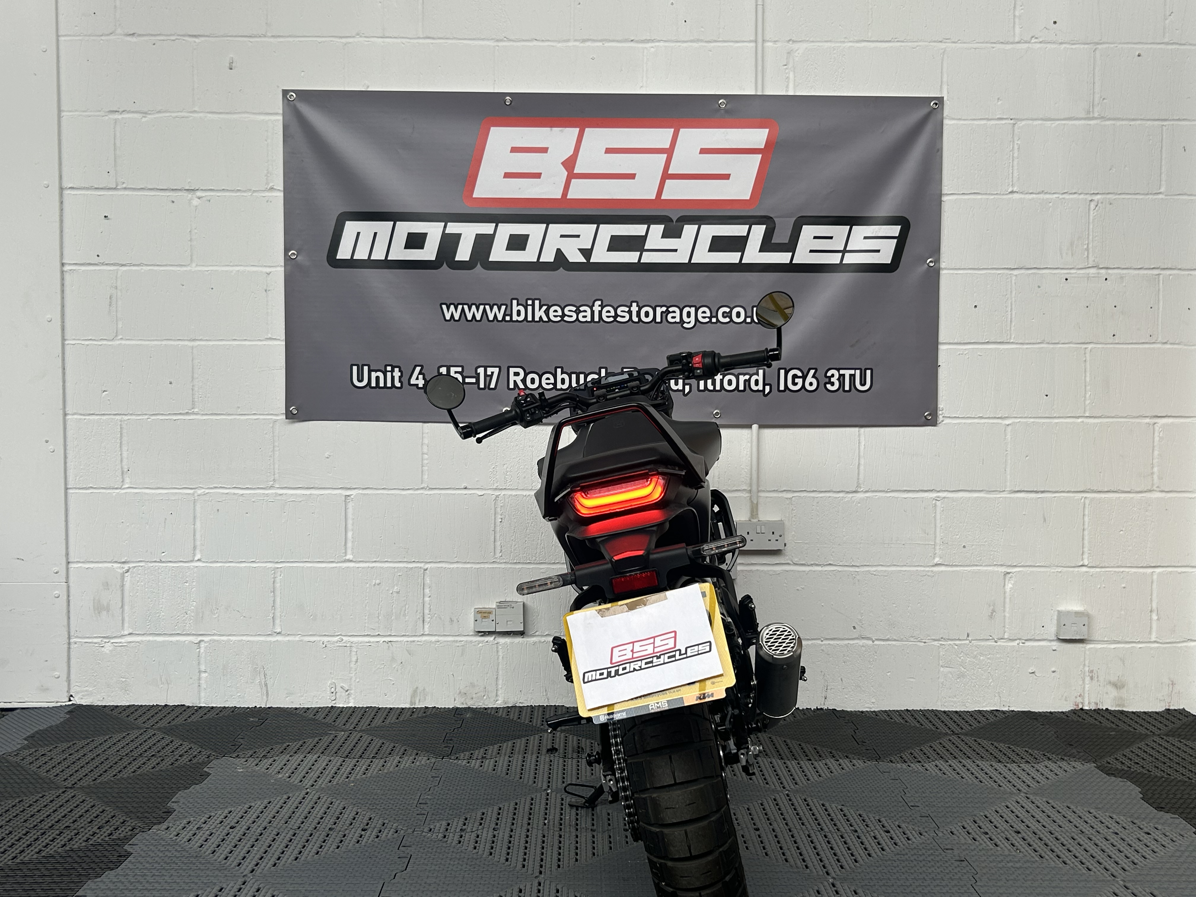 HUSQVARNA SVARTPILEN 401 - Image 15