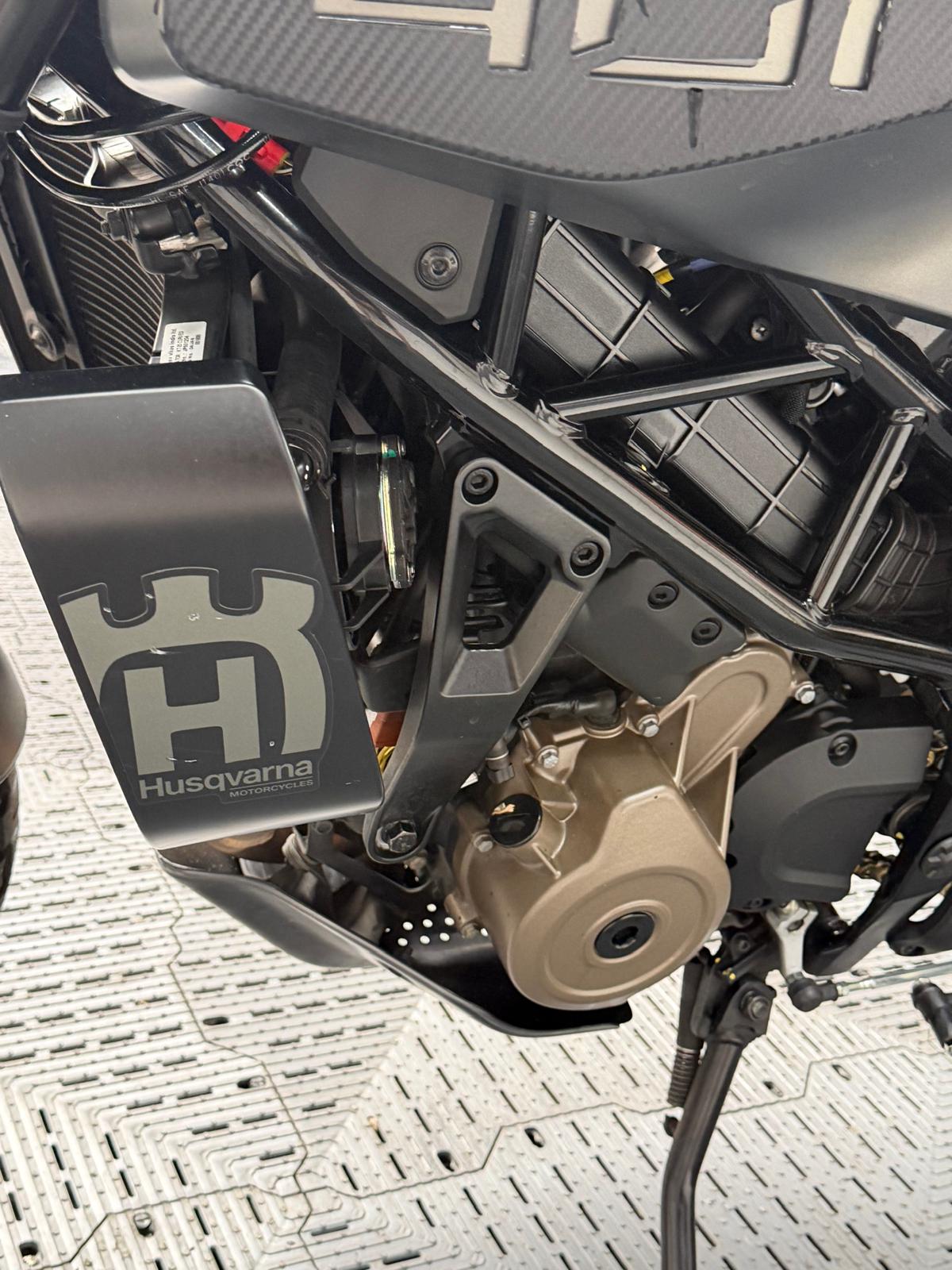 HUSQVARNA SVARTPILEN 401 - Image 11