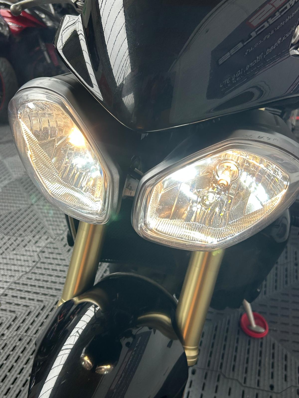 TRIUMPH STREET TRIPLE 675 - Image 14