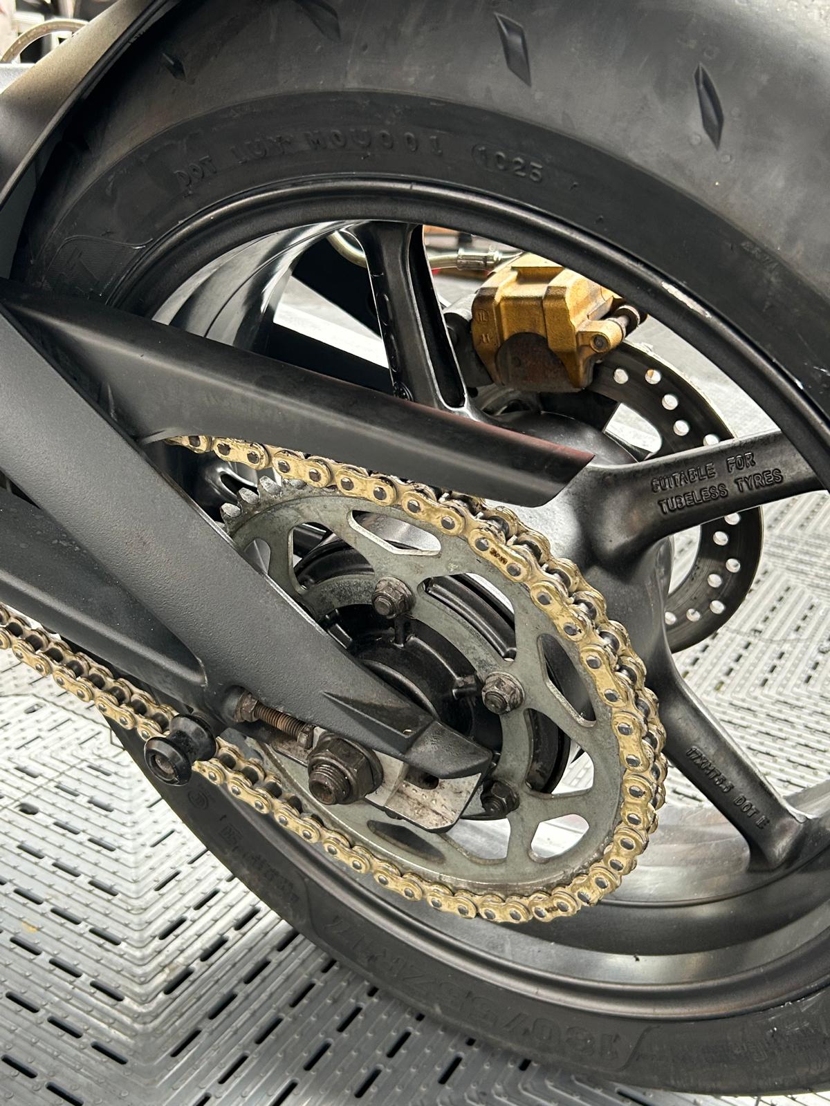 TRIUMPH STREET TRIPLE 675 - Image 18