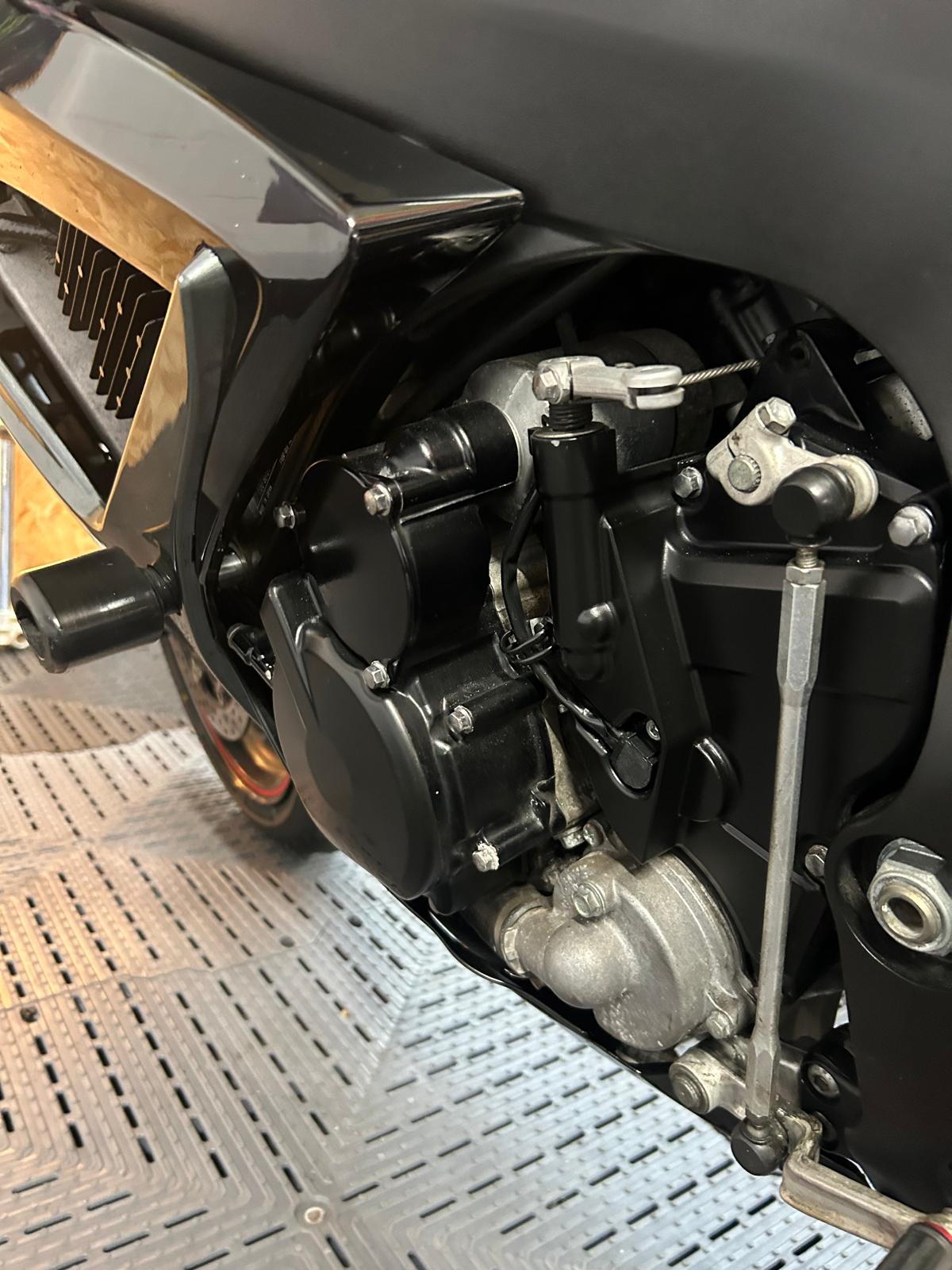 SUZUKI GSX-R600 K7 - Image 17